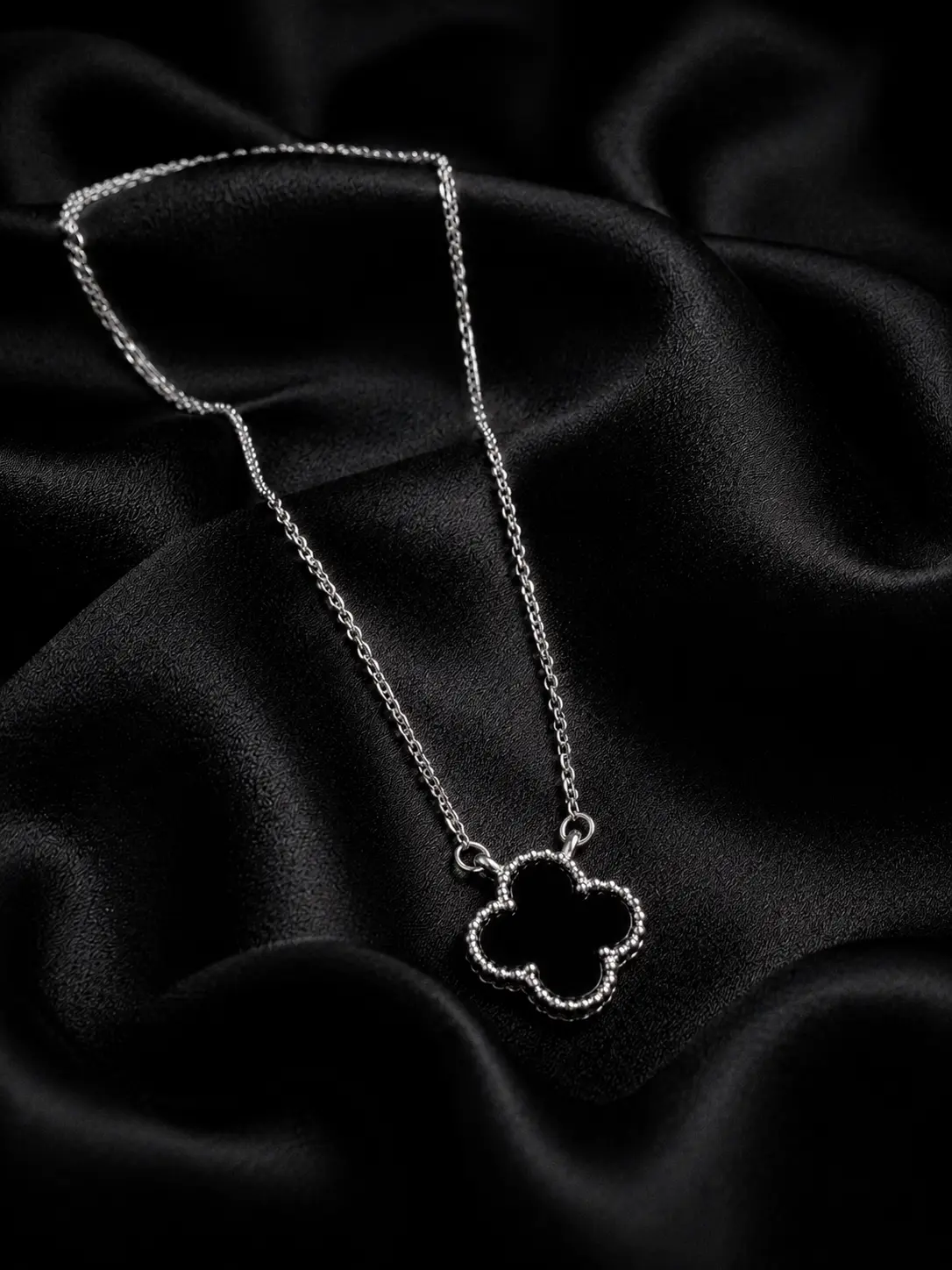 Sariora Black Clover Kolye